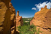 Colorado Provencal, Ockerfelsen unter blauem Himmel, Rustrel, Vaucluse, Provence, Frankreich