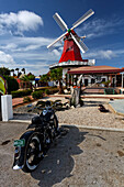 Niederländische Antillen, Aruba, Karibik. Alte Windmühle, Motorrad