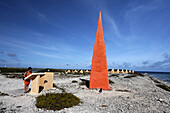 Karibik, Niederländische Antillen, Bonaire, orangener Obelisk, Sklavenhuetten beim den Salzmienen von Pekelmeer