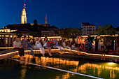 Schweiz Zuerich Frauenbadi, Barfussbar abends, historisches Frauenbad abends Bar, Hintergruind Grossmuenster