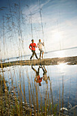 Paar joggt am Starnberger See, Ambach, Bayern, Deutschland