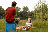 Junges Paar an einem Baggersee, Freising, Bayern, Deutschland