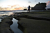 Liebespaar am Hindu Meerestempel Pura Tanah Lot bei Sonnenuntergang, Südwestküste von Bali, Indonesien