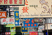 Blick auf Werbeschilder in China Town, Portland Street, Yau Ma Tei, Kowloon, Hong Kong, China, Asien