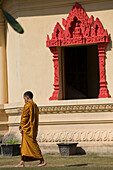 Buddhistischer Mönch vor dem Kloster Vat Pa Phonphao in Luang Prabang, Laos
