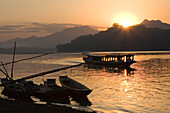 Sonnenuntergang über Booten auf dem Fluss Mekong, Luang Prabang, Laos
