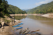 Fischerboote in Tha Souang am Ufer des Flusses Mekong, Provinz Xaignabouri, Laos