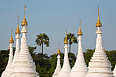 Weisse Stupas in Mandalay, Myanmar, Burma