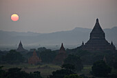 Sonnenuntergang über dem Pagodenfeld von Bagan, Myanmar, Burma