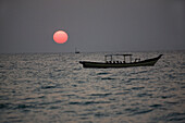 Fischerboot im Sonnenuntergang in Ngapali Beach, am Golf von Bengalen, Rakhine-Staat, Myanmar, Burma