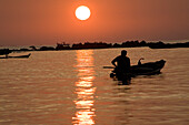 Mann in Paddelboot im Sonnenuntergang in Ngapali Beach, am Golf von Bengalen, Rakhine-Staat, Myanmar, Burma