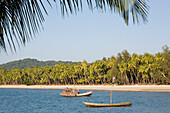Fischerboot am Palmenstrand von Ngapali Beach, am Golf von Bengalen, Rakhine-Staat, Myanmar, Burma