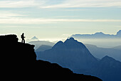 Silhouette eines Wanderers, Dolomiten im Hintergrund, Texelgruppe, Ötztaler Alpen, Südtirol, Italien