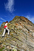 junge Frau am kettenversicherten Aufstieg zur Lazinser Rötelspitze, Spronser Seenplatte, Texelgruppe, Ötztaler Alpen, Südtirol, Italien