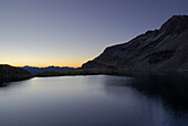 Morgenstimmung am Wangenitzsee mit Blick auf Reißeckgruppe und Polinik, Schobergruppe, Hohe Tauern, Nationalpark Hohe Tauern, Kärnten, Österreich