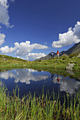 Paar beim Wandern an einem kleinen See, Stubaier Alpen, Stubai, Tirol, Österreich
