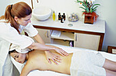 Frau bei der Massage