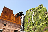 Caixa Forum, vom Architektenbüro Herzog & de Meuron, mit Skulptur von Bildhauer Igor Mitoraj und ein senkrechter Garten von Patrick Blanc, Madrid, Spanien