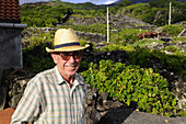 Weinbauer an der Küste, Insel Pico, Azoren, Portugal