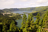 Caldeira mit Seen im Westteil der Insel Sao Miguel, Azoren, Portugal