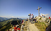 Leute beim Wandern, auf dem Brecherspitz über dem Schliersee, Bayern, Deutschland