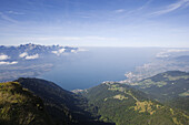 Blick vom Gipfel Rochers de Naye auf Montreux und Genfersee, Kanton Waadt, Schweiz