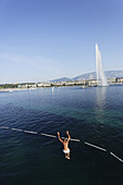 Man springt vom Sprungturm ins Wasser, Bains des Paquis, Genf, Kanton Genf, Schweiz