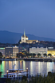 Genfersee bei Nacht mit Stadtansicht von Genf und die Kathedrale St. Peter, Genf, Kanton Genf, Schweiz