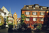 Häuser in der Altstadt unter blauem Himmel, Meersburg, Baden-Württemberg, Deutschland