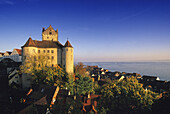Hausdächer der Altstadt und Altes Schloss unter blauem Himmel, Meersburg, Bodensee, Baden-Württemberg, Deutschland