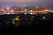 Der Jangtse umrundet das Zentrum von Chongqing, China, Asien