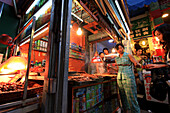 Typisches kleines Geschäft mit Verkäuferin in Chongqing, China, Asien