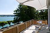 Ein Balkon mit Sonnenliegen und Blick auf den Bodensee, Hotel Riva, Konstanz, Bodensee, Baden-Württemberg, Deutschland