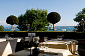 Gedeckte Tische auf der Terrasse des Restaurant Casala mit Seeblick, Romantik Hotel Residenz am See, Meersburg, Bodensee, Baden-Württemberg, Deutschland