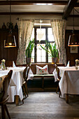 Innenansicht des menschenleeren Restaurant Ehrbars Fränkische Weinstube, Frickenhausen am Main, Franken, Bayern, Deutschland