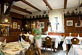 Eine Kellnerin im Restaurant Ehrbars Fränkische Weinstube, Frickenhausen am Main, Franken, Bayern, Deutschland