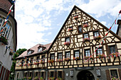 Aussenansicht des Hotel und Restaurant Löwen unter Wolkenhimmel, Martkbreit, Franken, Bayern, Deutschland