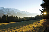 Idyllische Landschaft und Gebirge im Sonnenlicht, Karwendel, Werdenfelser Land, Bayern, Deutschland