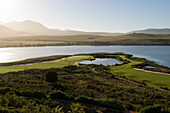 Blick auf einen Golfplatz vor der Bot River Lagune, Hermanus, Westkap, Südafrika, Afrika