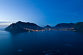 Abenddämmerung in der Hout Bay, Blick auf Tafelberg und Lion's Head, Kapstadt, Südafrika, Afrika