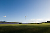 Blick auf den Golfplatz des Arabella Western Cape Hotel & Spa unter blauem Himmel, Hermanus, Westkap, Südafrika, Afrika