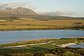 Blick über den menschenleeren Golfplatz des Arabella Western Cape Hotel & Spa, Hermanus, Westkap, Südafrika, Afrika