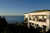 Blick auf The Twelve Apostles Hotel am Meer unter blauem Himmel, Kapstadt, Camps Bay, Südafrika, Afrika