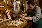 Primo Pistoni fertigt eine Geige in seiner Werkstatt, Geigenbauer, Cremona, Lombardei, Italien