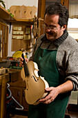 Primo Pistoni fertigt eine Geige in seiner Werkstatt, Geigenbauer, Cremona, Lombardei, Italien