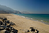 Menschenleerer Strand im Sonnenlicht, Musandam, Oman, Asien