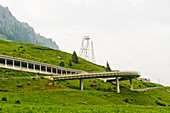 Berglandschaft mit Bergpass, Straße durch die Berge, St. Gotthard, Schweiz