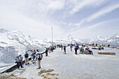 Touristen betrachten den Aussicht, Aussichtspunkt, Berglandschaft, Wallis, Schweiz
