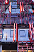 Haus mit Fenstern und rote Jalousien, Spiegelung der Kirchturm im Fenster, Ulm, Baden Württemberg, Deutschland