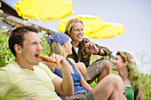 Vier Wanderer picknicken, Werdenfelser Land, Bayern, Deutschland